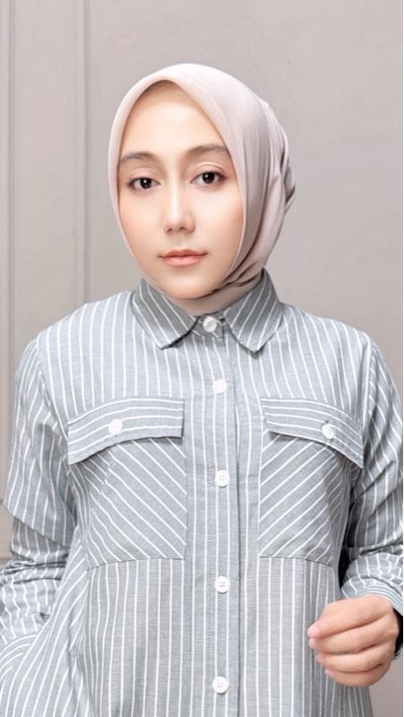 MOZHA SHAFURA. Cloth- LILYA DRESS Bahan Katun Salur Yarn Dyed Gamis Wanita Maxi Halus Lembut Nyaman Dipakai Seharian Kancing Busui dan wudhu friendly Formal Casual Elegant