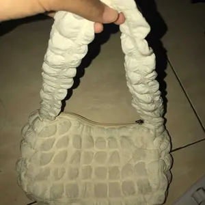 Tas Wanita Aesthetic - Desain Cloud Bag Lipit & Warna Solid, Cocok untuk Hand Carry & Selempang