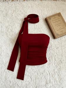Top corto para mujer color vino, espalda descubierta, diseño con frunces en la cintura, detalles de encaje en contraste, blusa corta sin mangas de ajuste entallado