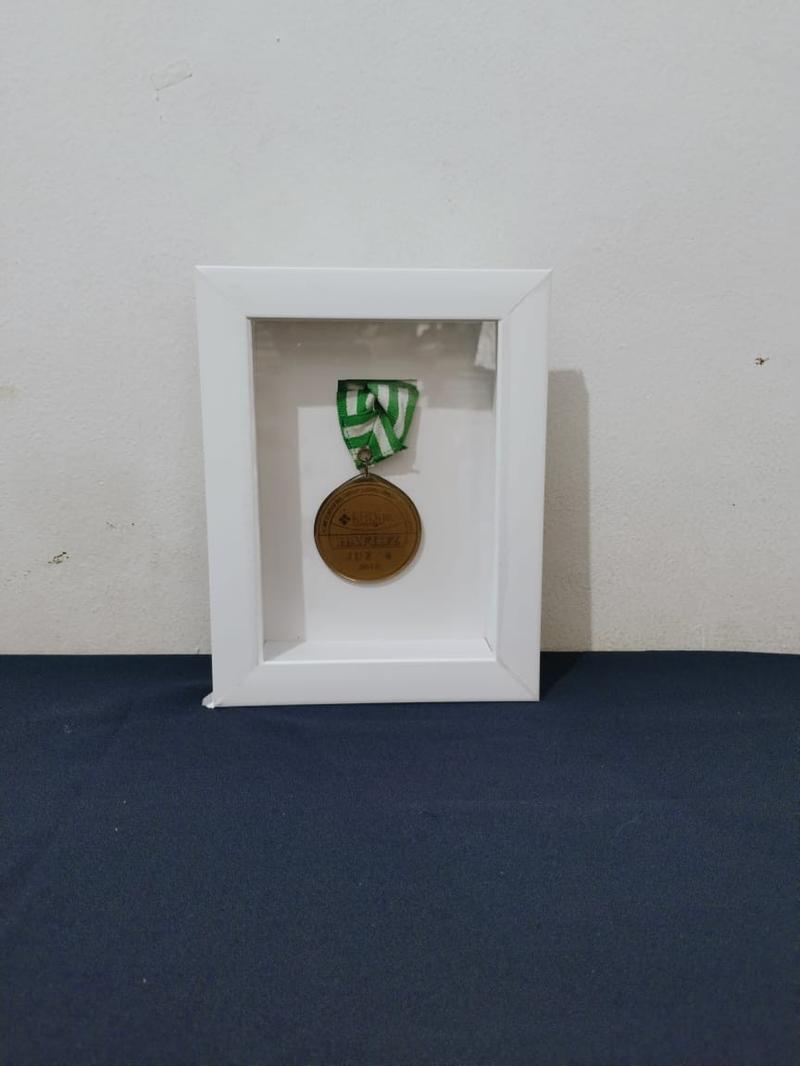 Product Introduction of Frame Medali  Kaca  Bingkai Medali  Modern Hitam  Satu Sisi Dipasang di Dinding Kado 4