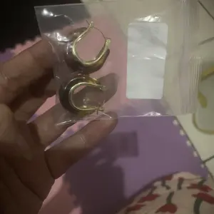 [Fanyee] Anting-anting akrilik tidak beraturan kuning metalik vintage Q508