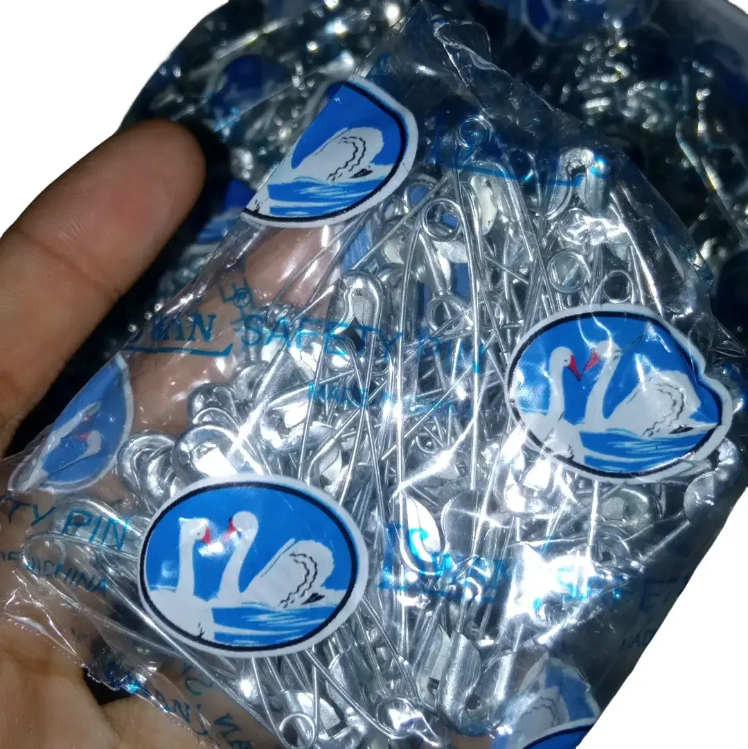 peniti silver ukuran sedang Jilbab Mewah