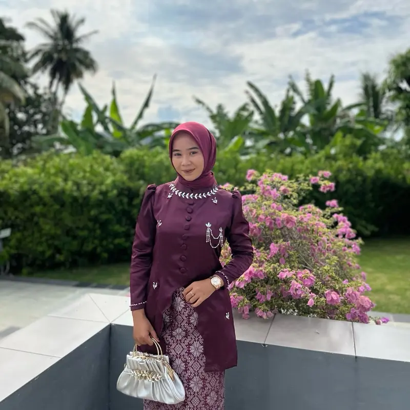 Burgundy maron + rok songket