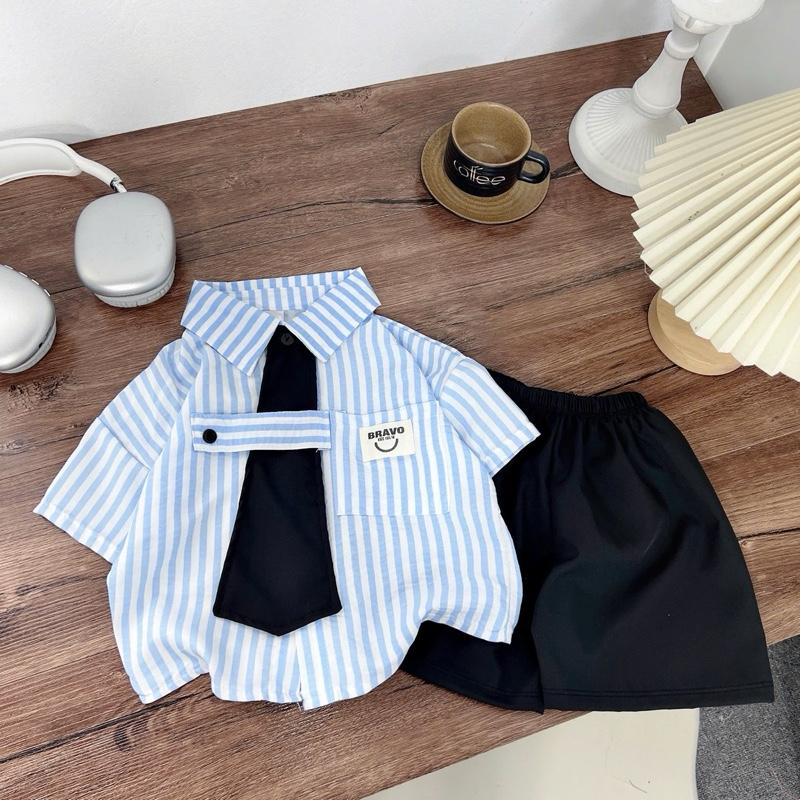 TẶNG ĐỒNG HỒ Set sơ mi ngắn tay kẻ sọc xanh và quần short cho bé trai kèm cà vạt phối túi phong cách hàn quốc đi du lịch đi học đi chơi size từ 8kg đến 30kg