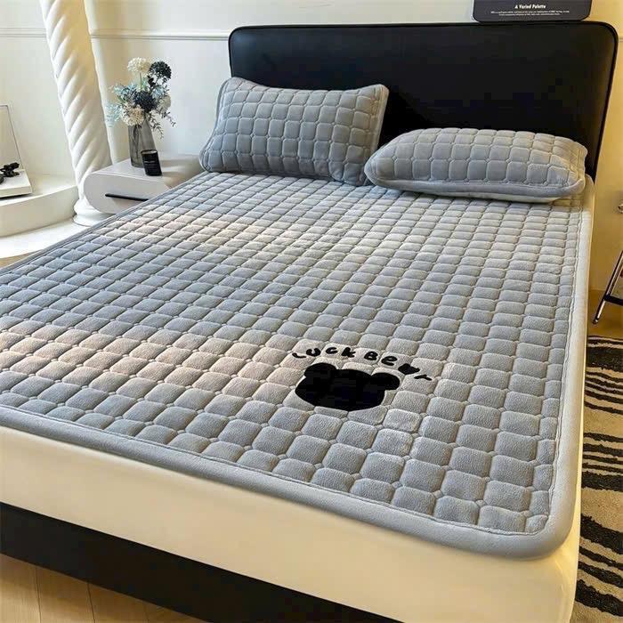 Tặng kèm 2 vỏ gối THẢM NỈ ĐA NĂNG GẤU Vải nỉ nhung mềm mịn. Có chun cài 4 góc bền đẹp