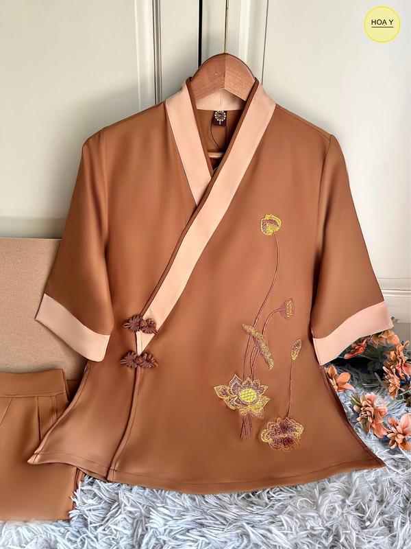 DL25 màu đồng (Họa Y Pháp Phục) bộ Đồ Lam Đi Chùa, Top Quần Áo Thời Trang Cho Phật Tử Nữ, size S M L XL XXL, Pháp Phục, trang phục truyền thống thường mặc, chất lụa tuyết Women Beige áo hoa sen trung niên