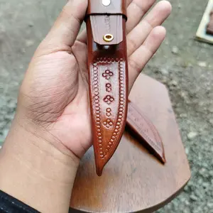 sarung pisau asli dari kulit sapi dengan ukuran bilah 8 cm dengan variasi motif yang elegan