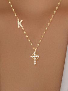 Collar de acero inoxidable para mujer con colgante inicial de cruz y corona de circonia, joyería de moda casual con cadena de labios para todas las estaciones