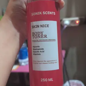 SONIK SCENTS SKIN NICE BODY TONER MERAH 200 ML Glycerin, Niacinamide, Glycolic Acid, allantoin