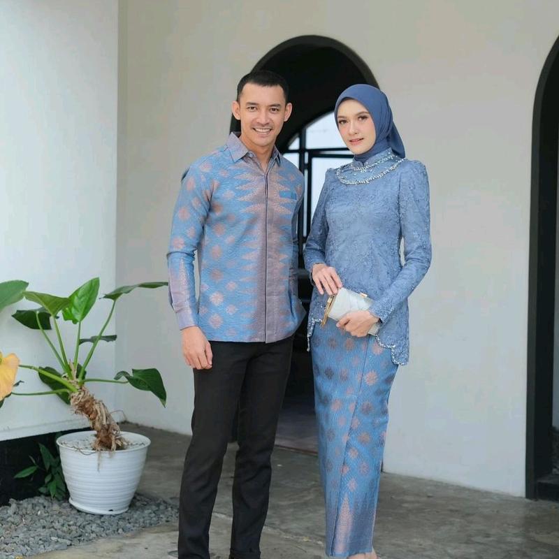 Debatik - Setelan Kebaya Batik Couple Kemeja Lengan Panjang Batik Katun Prada Atasan Kebaya Brukat Premium Lapis Furing Full Payet Mewah Simple Kebaya Kondangan Outfit Lamaran 2025 Wanita Baju Pasangan Pesta Sarimbit Brokat Wisuda Celana Polos Keluarga 5