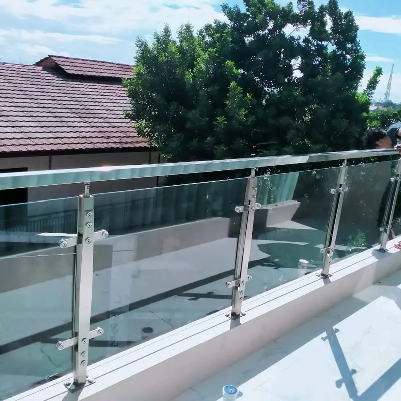 Railing tangga stainless steel kaca tempered. tangga besi 4