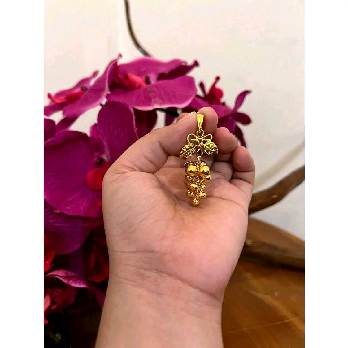 Perhiasan Liontin Anggur Daun Termewah