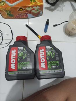 Product Review of OLI MOTUL SCOOTER EXPERT LE SAE 10W-30 800 ML - 1 LITER  (HIJAU) ORIGINAL Kendaraan Mesin Motor Motorcycle Oil from J** 1
