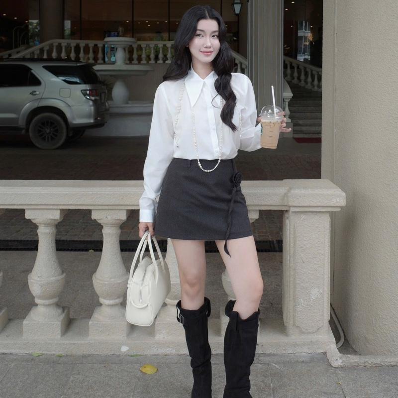  GARDEROBE - Chân váy ngắn đính hoa Cạp thấp  