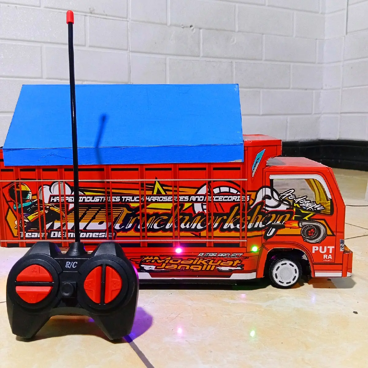 PROMO MINIATUR TRUK GRATIS TAMBAH NAMA DAN FOTO DI BAK BELAKANG MINIATUR TRUK OLENG REMOT CONTROL BONUS BATREY  FULL VARIASI LAMPU DAN TERPAL