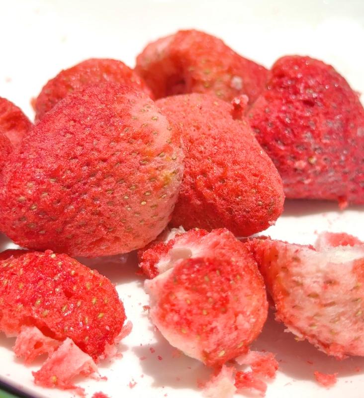 LIVE 70gr Dâu Tây Sấy Giòn Thăng Hoa Ăn Vặt Đà Lạt Ngon Miệng Chua Ngọt Dễ Ăn,Snack Thực Phẩm Ăn Liền Food Thức Ăn Snack