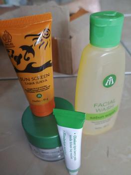 Product Review of Liz Skincare Paket Flek Hitam 4 in 1 Facial Wash Krim Pemutih Malam Siang Sunscreen Tabir Surya - Pencerah Lightening from H**a F**i l**a 2