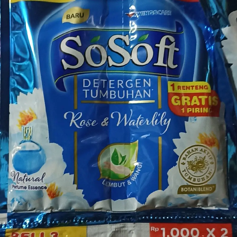 SoSoft Detergen Tumbuhan Rose & Waterlily Botaniblend 1 Renteng Gratis 1 Piring Lembut & Wangi