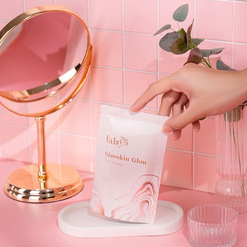 (GET 2 PCS) Sabun Glasskin Glow Bar Soap by The Falsya Beauty Pencerah Membersihkan Memudarkan Kotoran Kulit Hitam dan Kusam Perawatan Mencerahkan Punggung Tangan 3
