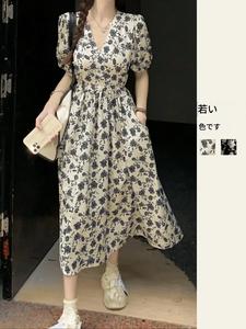 女性の夏のVネックドレス、フレンチスタイルの膝丈Aラインドレス、花柄のカジュアルなホリデー、快適でスタイリッシュなデザイン