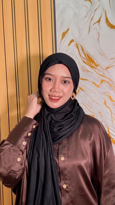 PASHMINA RAYON BLACK Hijab Polos Dewasa Kerudung Muslim Syal Wanita Instan Panjang Basic Hitam Segi Bahan Rayon Premium Nyaman dan Elegan PASHMINA RAYON BLACK Hijab Polos Dewasa Kerudung Muslim Syal Wanita Instan Panjang Basic Hitam Segi Bahan Rayon Premium Nyaman dan Elegan