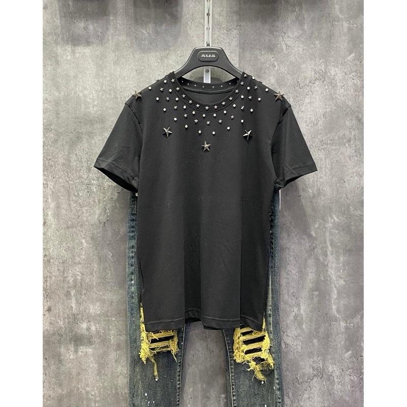 Áo phông đính sao quanh cổ áo đen trắng xanh rêu form đẹp cho nam và nữ.