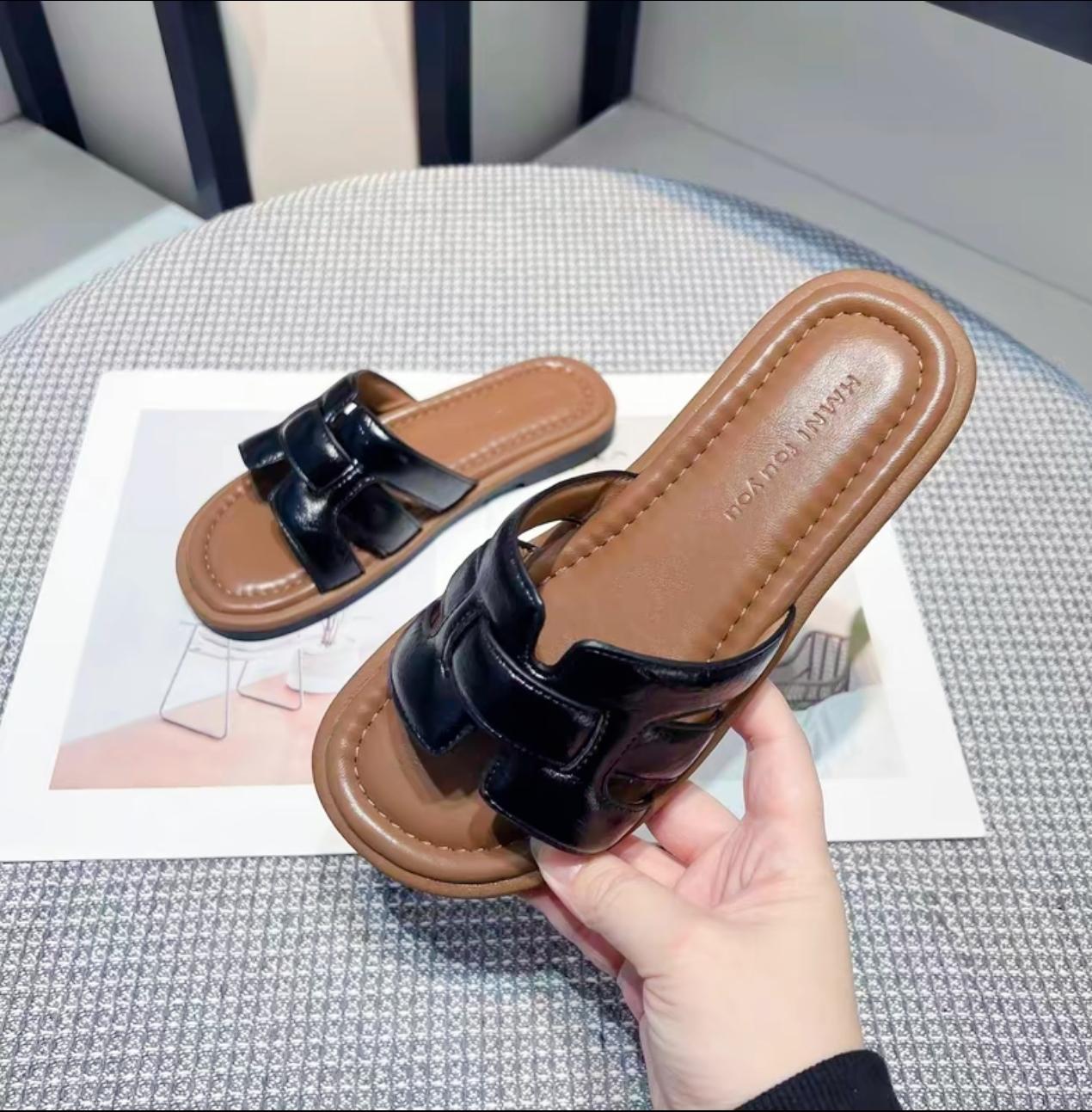 Sandal Wanita Stylish PVC Sol Lembut Anti Selip Ukuran 36-41 Tren Korea Casual Premium Untuk Kegiatan Luar Ruangan