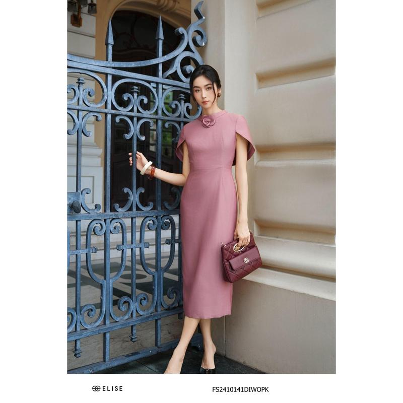 Đầm hồng gạch cổ tàu tay cape thiết kế Elise mã FS2410141DIWOPK