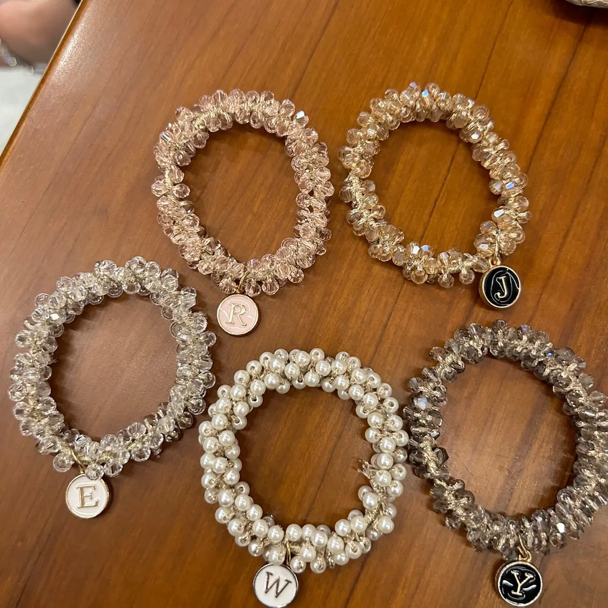 Gelang Elastis Aksen Kristal Mutiara  inisial huruf Gaya Untuk Wanita Fashion Aksesoris ( untuk request inisial bisa kirim lewat chat ya)