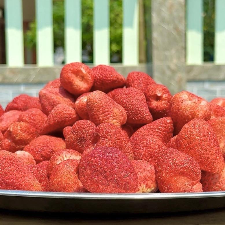 T19 500g Dâu Tây Sấy Giòn Thăng Hoa Ăn Vặt Đà Lạt Ngon Miệng Chua Ngọt Dễ Ăn,Snack Thực Phẩm Ăn Liền Food Thức Ăn Snack trai cay say kho Xmas -Tết