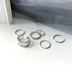 Cincin Rings Elegan Dengan Desain Unik Warna Biru dan Putih Cocok untuk Tampilan Mewah