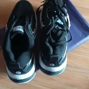 Sepatu Sekolah -Sneakers Casual sepatu  hitam - Seragam sekolah cewek cowo sd smp sma laki perempuan full black Fashion