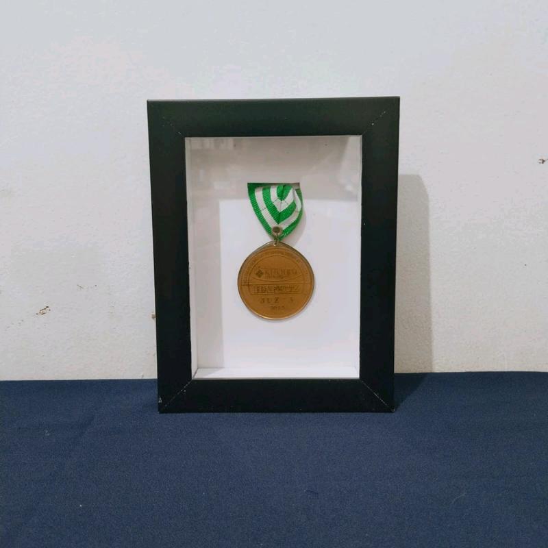 Frame Medali  Kaca  Bingkai Medali  Modern Hitam  Satu Sisi Dipasang di Dinding Kado 2