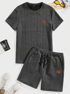 メンズ向けカジュアルな夏用レザーラベルクルーネックTシャツ＆ショーツセット、ビーチやデートに最適なおしゃれなスポーツスーツ。日常使いや旅行にも最適、メンズのマッチングセットです。