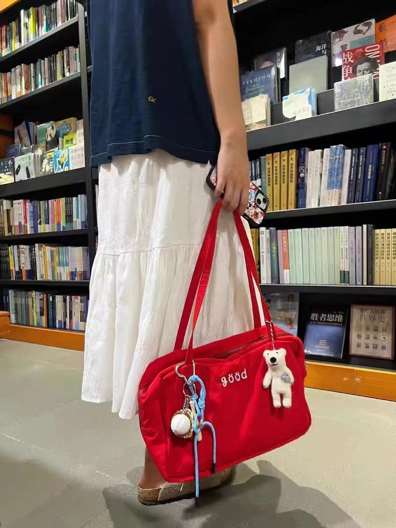 Product Introduction of Túi Kẹp Nách, Phong Cách Hàn Quốc, Thêu Chữ Đơn Giản, Phong Cách Thường Ngày Chất Liệu Nylon Màu Đỏ, Thời Trang, Thích Hợp Cho Nữ, Phong Cách Preppy, Dung Lượng Lớn, Túi Đeo Vai Đi Lại 12