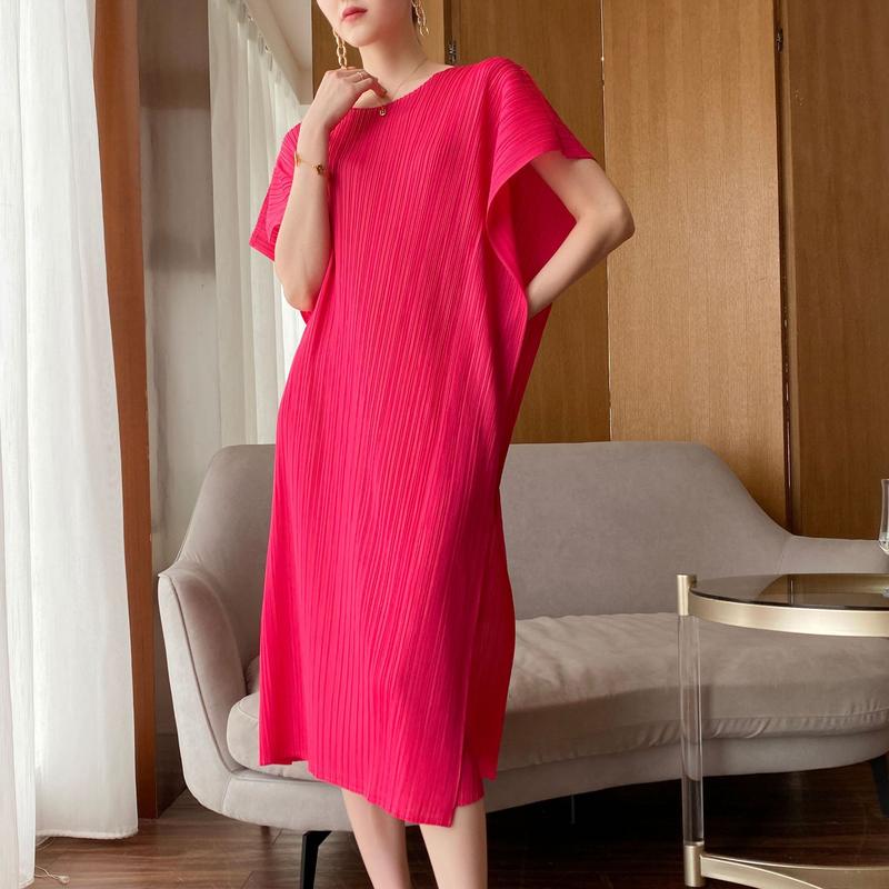  55KG.LINH- Đầm dáng suông midi chất thun lò xo dập ly cao cấp được thiết kế cổ áo không đối xứng và tay dơi thanh lịch 