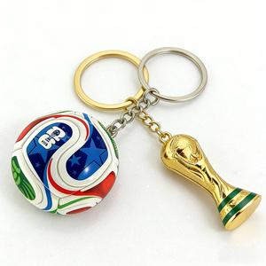 Paquete de 2 llaveros conmemorativos del Campeonato de Fútbol 2026, dijes mini para bolso con diseño de trofeo, accesorios esenciales para aficionados para viajes y regalos