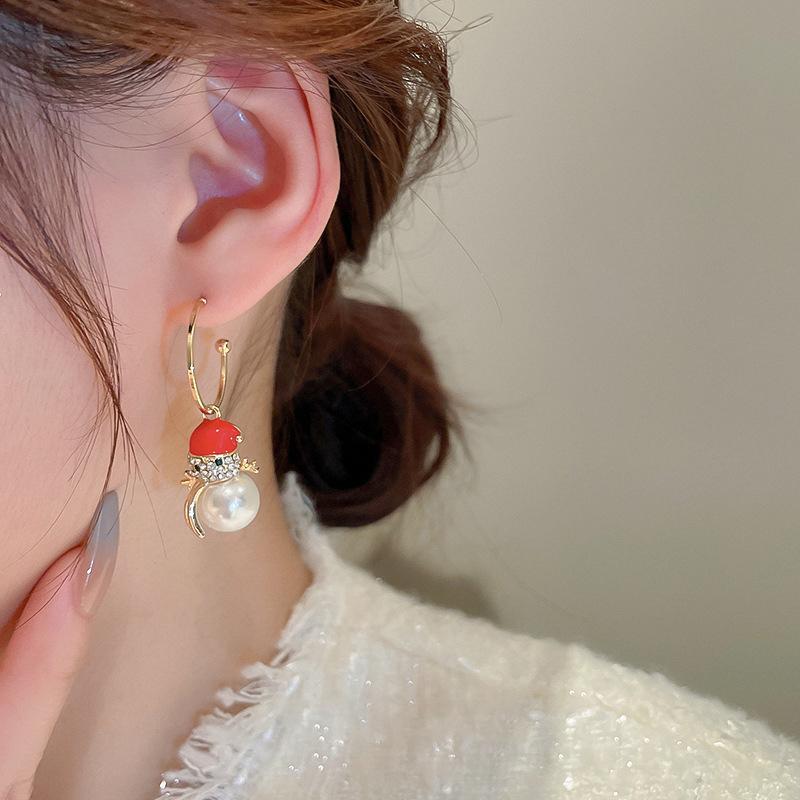 Product Introduction of New autumn and winter silver needle studded pearl snowman Christmas earrings with fashionable design and versatile temperament 0