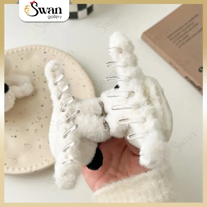 Jepit Karakter Panda Lucu Bulu Halus Jedai Anak Dewasa Gaya Korea Fluffy Boneka Panda Aksesoris Hair Claw Aesthetic 4