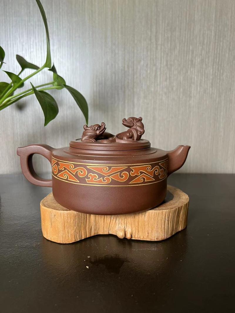 Product Introduction of NO.108 (1) This pot is made of Yixing original purple clay. 3