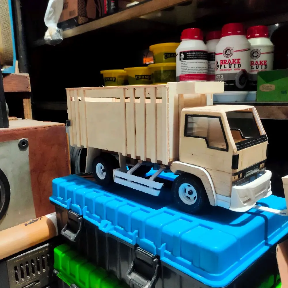 Miniatur Truk Ragasa HEREX skala 1:20