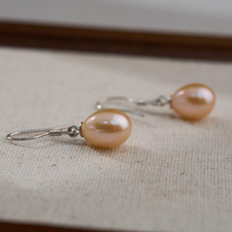 Product Introduction of S925 Silver freshwater coreless "Koi" rice earrings 6-7mm rice flawless ZH13403 1