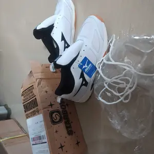 Sepatu Olahraga Badminton / Sepatu Voly MZN Uk 39_43 Uniseks Badminton