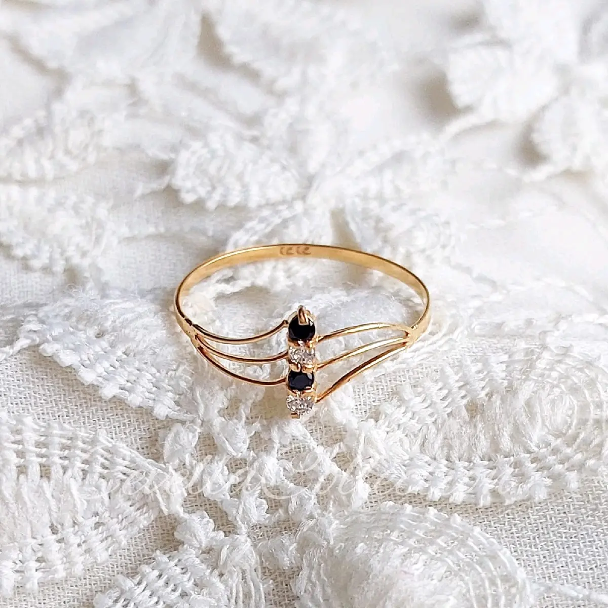 Cincin Mahkota 4 Mata Hitam Putih Emas Muda 1/2 Gram