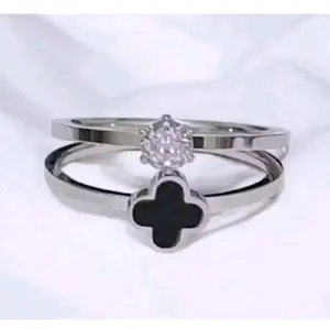 CINCIN TITANIUM SET ISI 2 MOTIF BUNGA CLVR HITAM& PERMATA PUTIH ANTI KARAT&LUNTUR
