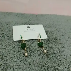 AT133 Beli 68K dapat gratis bonus (COD)anting blue sapphire Korea Modis - Batu Hijau & Emas untuk Gaya Jilbab Mewah