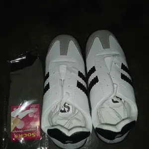 Sepatu Sneakers KLEA Sepatu Sport Shoes Wanita Bahan Sintetis Outsole Semi Karet Warna Hitam Tan Pink Putih Ukuran 37-40 Dilengkapi Box dan Tali