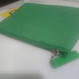 tas paket ada isinya random barang di dalamnya