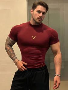 メンズ用・1枚入りのムッフルフィットTシャツ。高伸縮で通気性に優れたモックネック仕様、ソフトで快適なコンプレッションシャツ。バイロンのロゴ入り。ジムやストリートウェアとして話題のアイテム。