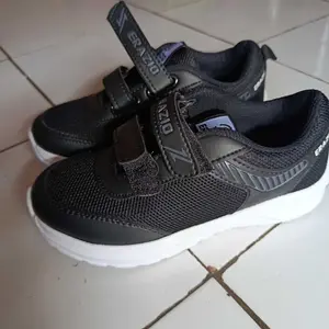 Erazio Manaff - Sepatu Sekolah Perekat Velcro Strap 2 Black White Sepatu Anak Laki Laki Dan Perempuan Ringan Size 30-40 Fashion